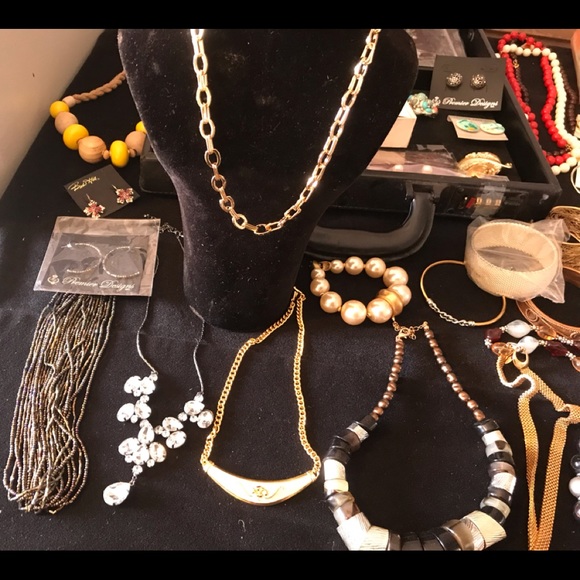 100 pieces of jewelry all quality made in USA new - Picture 3 of 8